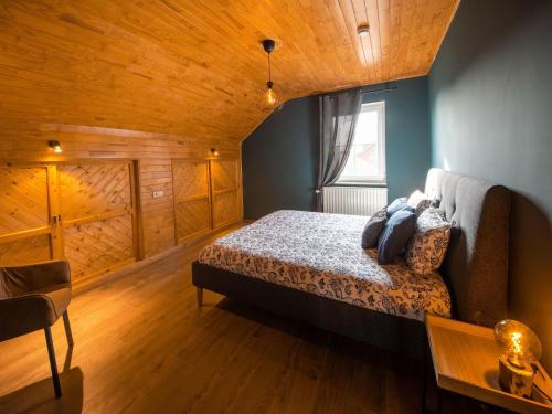 Säng eller sängar i ett rum på Lavish holiday home in Lierneux with bubble bath