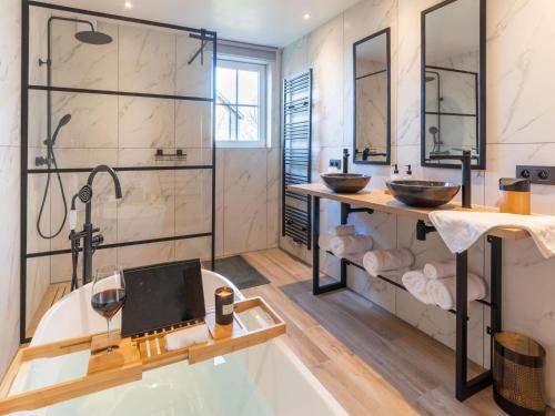 Ett badrum på Lavish holiday home in Lierneux with bubble bath