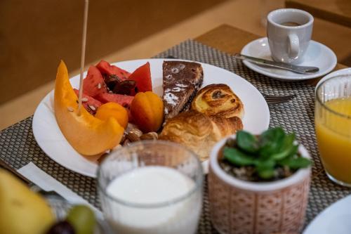 a plate of breakfast food on a table at Palazzo Gilistro in Siracusa