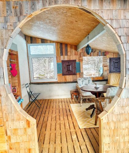 un salon avec une table et une salle à manger dans l'établissement L'Échappée belle à l'Étang d'Anty -appartement, à Saint-Nabord