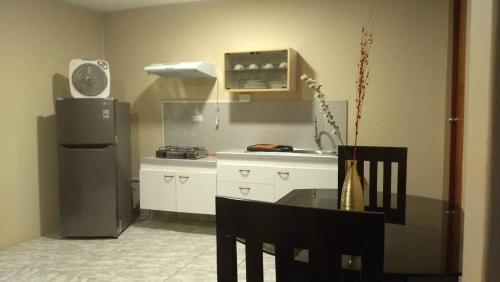 a kitchen with a refrigerator and a table and a counter at LUNATENIS in Pisco