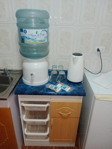 una encimera de cocina con un gran recipiente de agua. en Habitación sol naciente peuco, en Calama