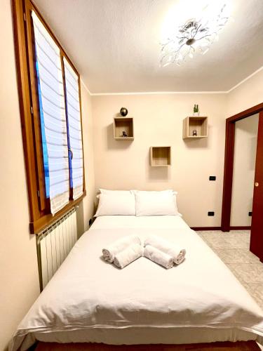 um quarto com uma cama com duas toalhas em La jolie petite maison em Sandra
