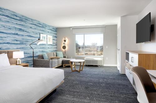 pokój hotelowy z łóżkiem i telewizorem w obiekcie TownePlace Suites by Marriott Canton Riverstone Parkway w mieście Canton