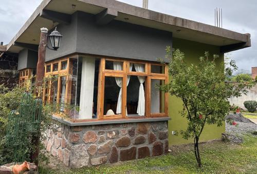 una casa con ventanas en un lateral en La Pichonita en Lozano