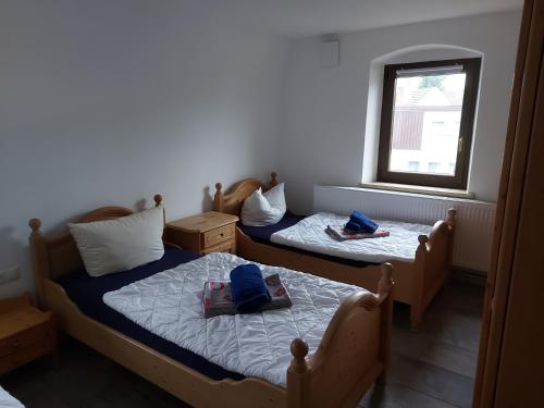 - 2 lits jumeaux dans une chambre avec fenêtre dans l'établissement Monteurwohnung SAN, à Stadtsteinach