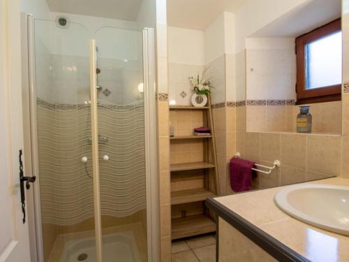 a bathroom with a shower and a sink at Maison de caractère avec jardin, proche rivière, équipements enfants, à 3 km du Bugue - FR-1-616-176 in Limeuil
