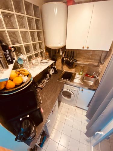 une petite cuisine avec une plaque d'oranges sur le comptoir dans l'établissement Paris parc Buttes-Chaumont, à Paris