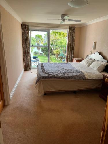 Postel nebo postele na pokoji v ubytování Tamaterau Seaview House in Whangarei