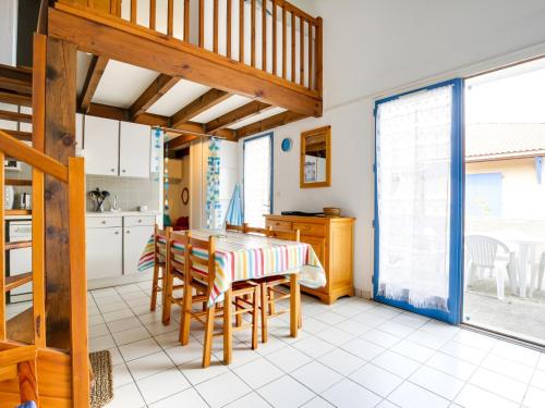 Photo de la galerie de l'établissement Maison T3 avec mezzanine à 200m de la plage, terrasse, parking, accepte animaux - Biscarrosse - FR-1-521-140, à Biscarrosse