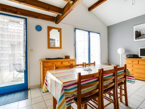 Photo de la galerie de l'établissement Maison T3 avec mezzanine à 200m de la plage, terrasse, parking, accepte animaux - Biscarrosse - FR-1-521-140, à Biscarrosse