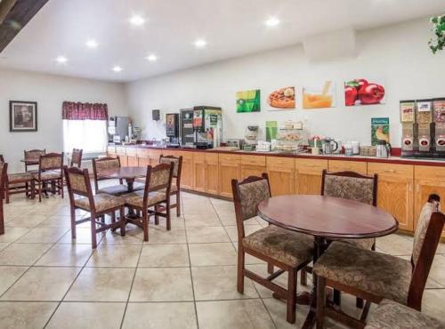 En restaurant eller et andet spisested på Helena Inn - Airport