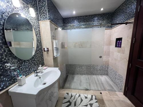 een badkamer met een wastafel en een douche bij Luxury apto 3 rooms+pool+ campo de golf. Cocotal in Punta Cana