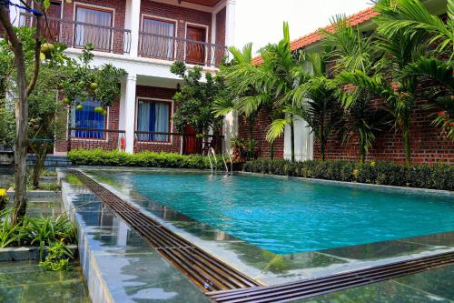 una piscina frente a un edificio en Tam Coc international friends, en Ninh Binh