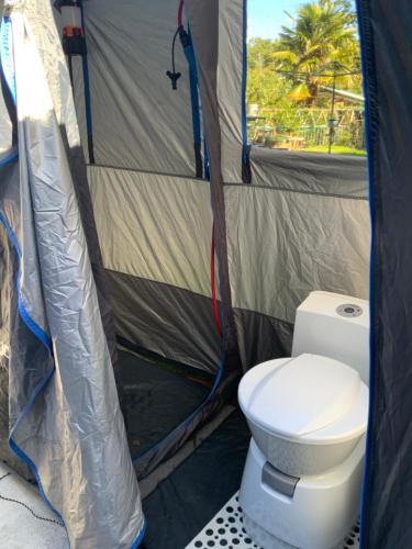 een badkamer met een toilet in een tent bij Union Street Hideaway in Waihi
