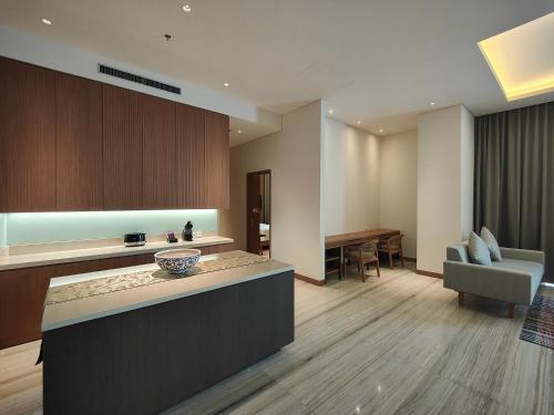 Posezení v ubytování Ra Suites Simatupang