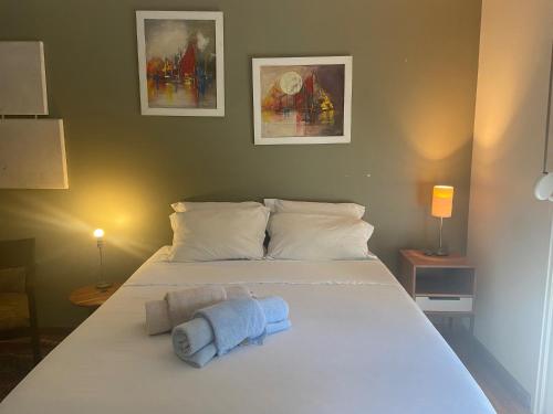 Un dormitorio con una cama con una toalla azul. en Suite residencial, Villa da Luz en Curitiba