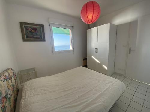 sypialnia z łóżkiem, szafką i oknem w obiekcie Appartement 4 pers avec vue mer, face à la plage - FR-1-709-33 w mieście Fouras