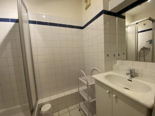uma casa de banho branca com um lavatório e um chuveiro em Appartement Fouras, 2 pièces, 4 personnes - FR-1-709-33 em Fouras