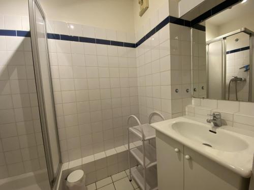 biała łazienka z umywalką i prysznicem w obiekcie Appartement 4 pers avec vue mer, face à la plage - FR-1-709-33 w mieście Fouras