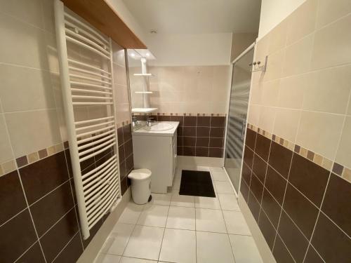 Kúpeľňa v ubytovaní Appartement 4 personnes, rez-de-chaussée, piscine, plage à 200 m, wifi - FR-1-709-32