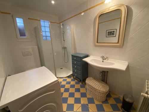 une petite salle de bain avec un lavabo et une douche dans l'établissement Vaste Maison au Coeur de Fouras, Proche Plages et Commerces, Idéale pour Familles - FR-1-709-39, à Fouras
