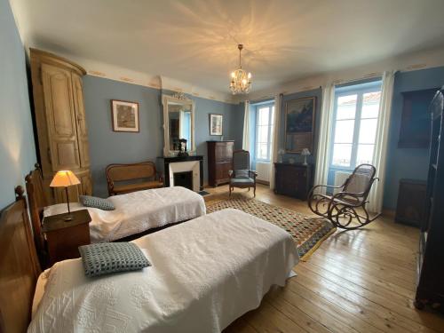 une chambre avec deux lits et une table et des chaises dans l'établissement Vaste Maison au Coeur de Fouras, Proche Plages et Commerces, Idéale pour Familles - FR-1-709-39, à Fouras