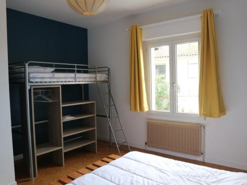 Poschodová posteľ alebo postele v izbe v ubytovaní Maison Fouras, 3 pièces, 5 personnes - FR-1-709-43