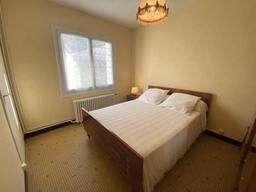 Postel nebo postele na pokoji v ubytování Maison Fouras, 2 pièces, 2 personnes - FR-1-709-52