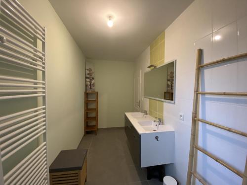 Kúpeľňa v ubytovaní Maison Fouras, 5 pièces, 6 personnes - FR-1-709-59