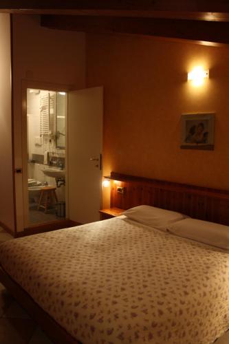 a bedroom with a bed and a bathroom with a sink at Casa Hellen in Monteforte dʼAlpone