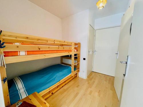 - une chambre avec 2 lits superposés et un placard dans l'établissement Studio Cabine à Arcachon, Proche Centre, Balcon ensoleillé, Parking, à 600m de la Plage - FR-1-433-98, à Arcachon