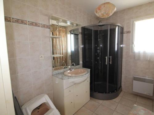uma casa de banho com um lavatório, um chuveiro e um lavatório. em Maison La Brée-les-Bains, 3 pièces, 6 personnes - FR-1-246A-220 em La Brée-les-Bains