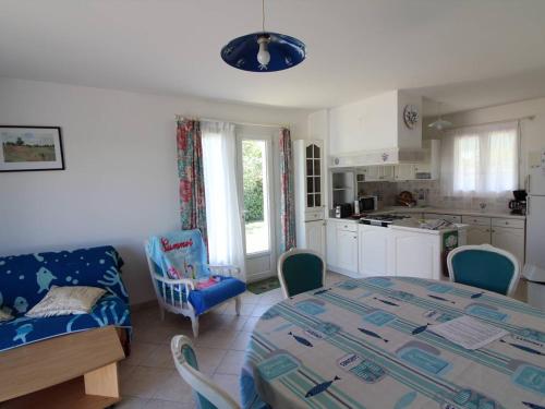 un salon avec un lit et une cuisine dans l'établissement Maison au calme avec jardin près plage, 6 couchages, animaux admis - La Brée-les-Bains - FR-1-246A-220, à La Brée-les-Bains