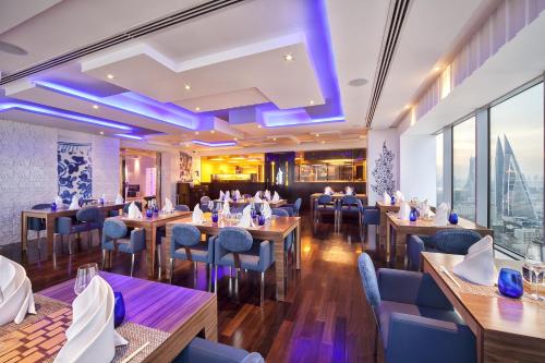 En restaurant eller et andet spisested på The Domain Bahrain Hotel and Spa - Adults Friendly 16 Years Plus