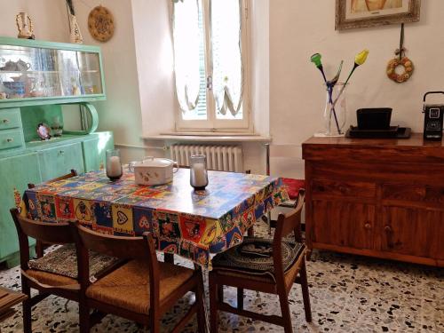 een eetkamer met een tafel en stoelen met kaarsen erop bij Apartment in Frate Rosa in Fratte Rosa