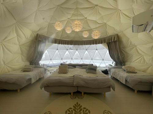una camera con 2 letti in un soffitto a cupola di Rusutsu Pension Clydesdale a Rusutsu
