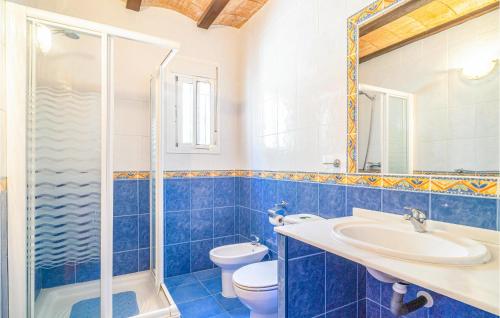 y baño con aseo, lavabo y ducha. en 4 Bedroom Beautiful Home In Arenas, en Arenas