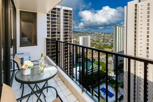 Un balcón o terraza de Ocean View Escape, Steps to Beach & Free Parking!
