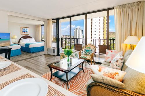ein Wohnzimmer mit einem Sofa und einem Tisch in der Unterkunft Ocean View Escape, Steps to Beach & Free Parking! in Honolulu
