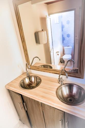 a bathroom with two sinks and a large mirror at DeRequka Hostel in Pereira