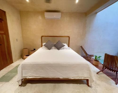 A bed or beds in a room at Casa Aurora Mérida, Centro Histórico