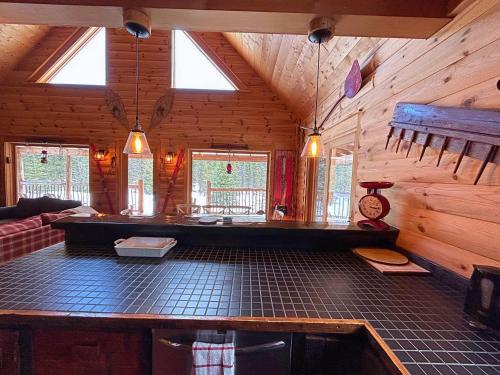 a living room with a large counter in a cabin at WAPITI - Chalets de Môh - Jacuzzi in La Malbaie