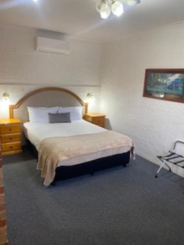 Postel nebo postele na pokoji v ubytování Kinross Inn