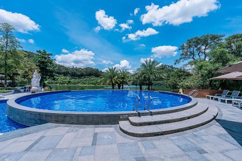 Bazén v ubytování Good View Hotel Tangxia - 15 mins drive from Dongguan South Railway Station nebo v jeho okolí