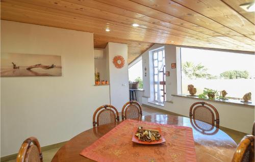 a dining room with a table and chairs at Nice Apartment In Siracusa With Wifi in Siracusa