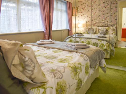 1 Schlafzimmer mit 2 Betten und einem Fenster in der Unterkunft East View in Shouldham