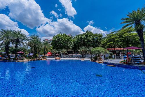 Bazén v ubytování Good View Hotel Tangxia - 15 mins drive from Dongguan South Railway Station nebo v jeho okolí