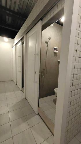 Ένα μπάνιο στο Norm Space Hostel NST