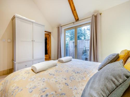 ein Schlafzimmer mit einem großen Bett mit zwei Kissen darauf in der Unterkunft The Old Granary in Cumberworth